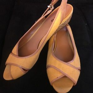 MUSTARD COLOR MINI WEDGE